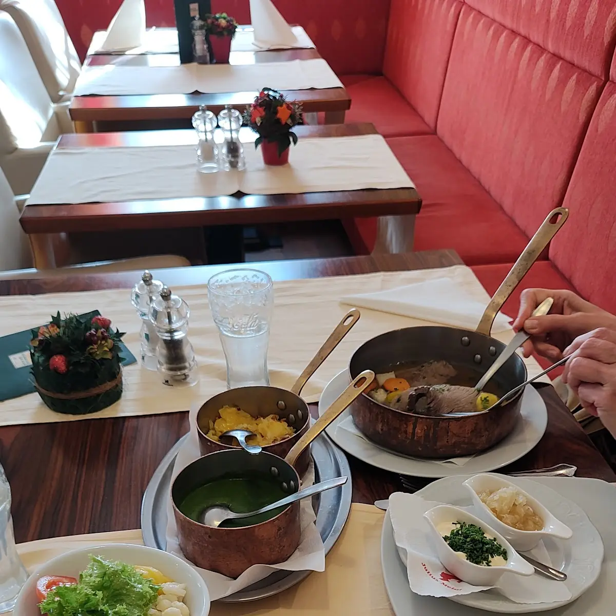 Zwiebel Rostbraten Und Tafelspitz Mit Beilagen