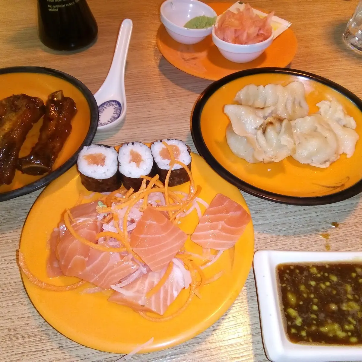 Ripperl Laxsushi Und -maki Gefüllte Tatschkerl
