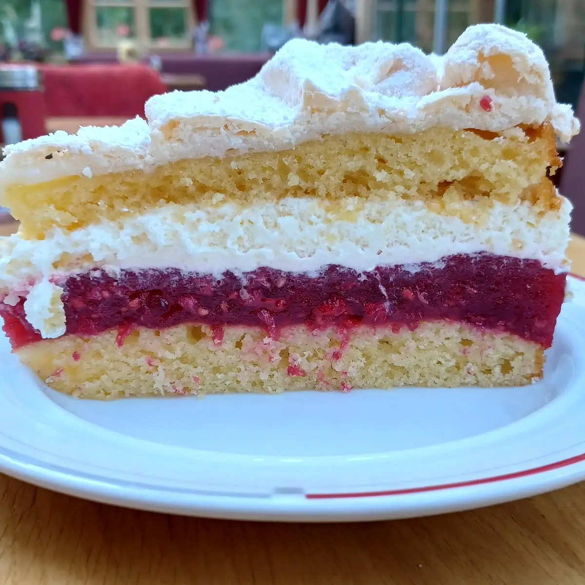 Kirschtorte Und Erdbeerbaisee
