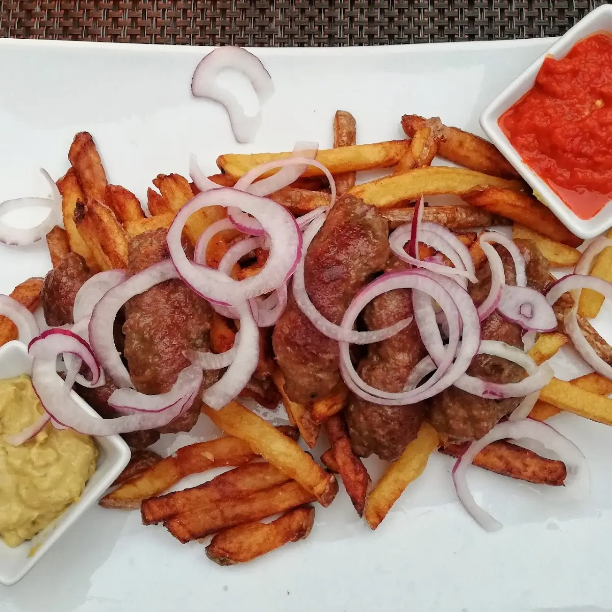 Ćevapčići Mit Pommes