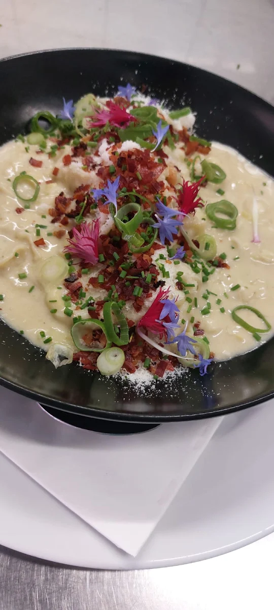 Selbstgemachte Pasta Mit Käse Lauch Sauce Und Speck
