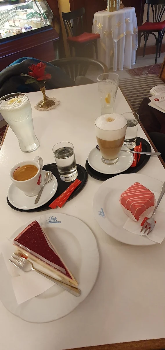 Kaffee Und Mehlspeisen