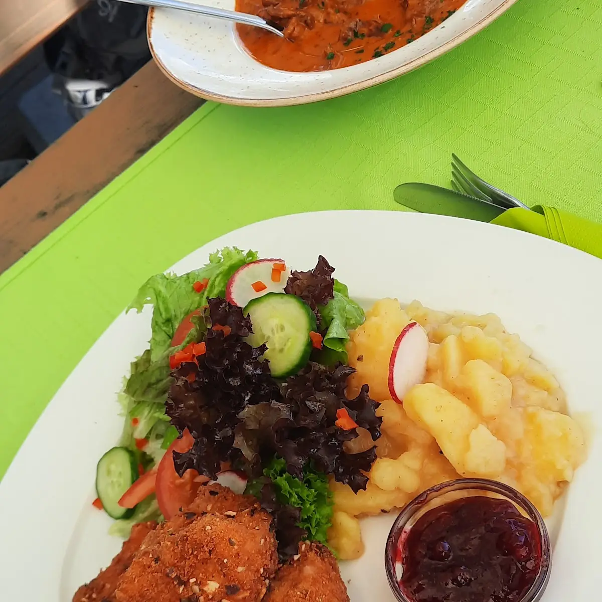 Hähnchenschnitzel Mit Kartoffelsalat, Berggasthof Huggenberg