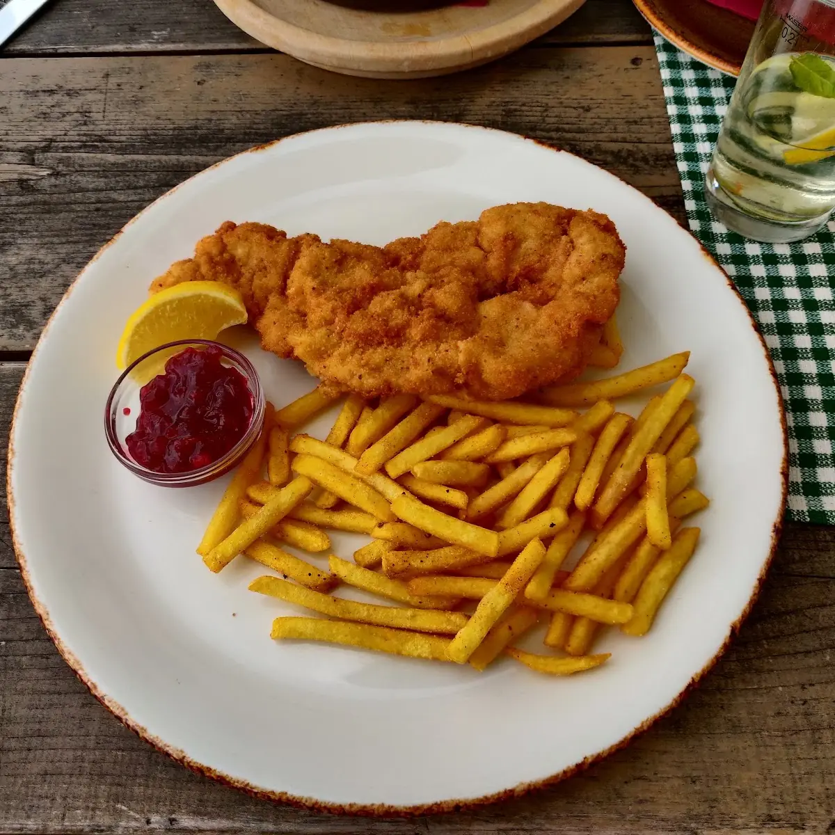 Schnitzel Wiener Art Mit Pommes, Berggasthof Huggenberg