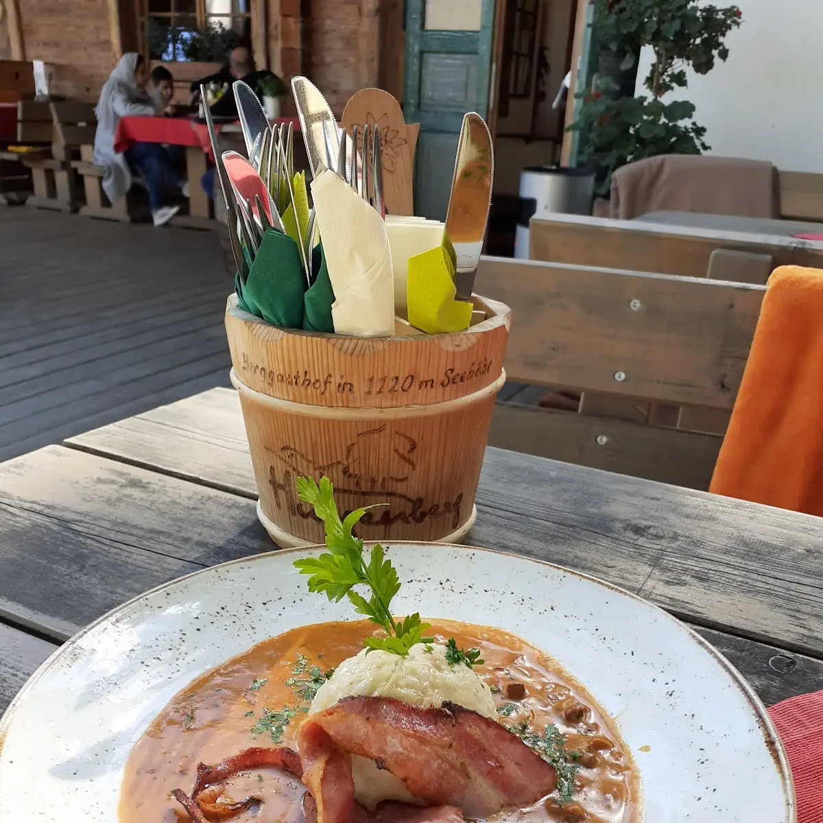 Schwarmmerlgulasch Mit Semmelknödel Und Speck, Berggasthof Huggenberg
