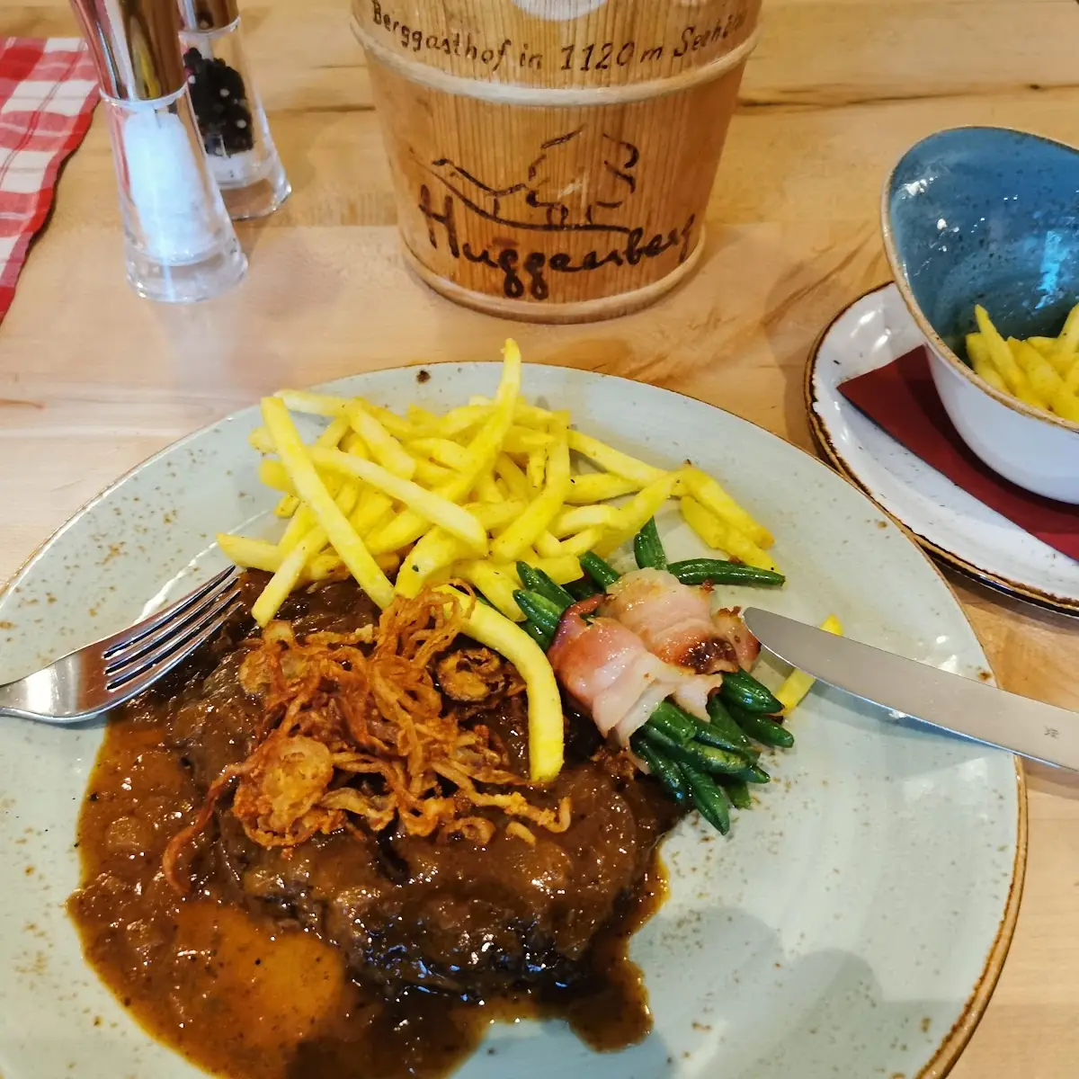 Zwiebelrostbraten Mit Pommes Frites, Berggasthof Huggenberg