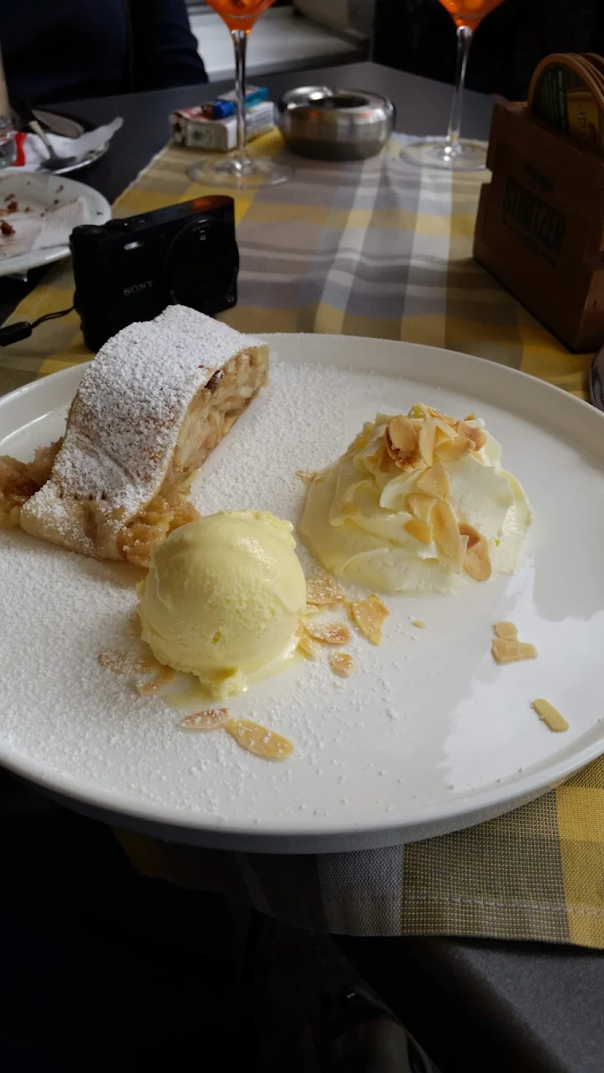 Apfelstrudel Mit Vanilleeis