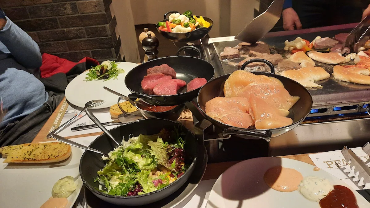 Grillerei Verschi Sorten Fleisch Scampi Knoblauchpresse Kartoffeln Und Gemüse