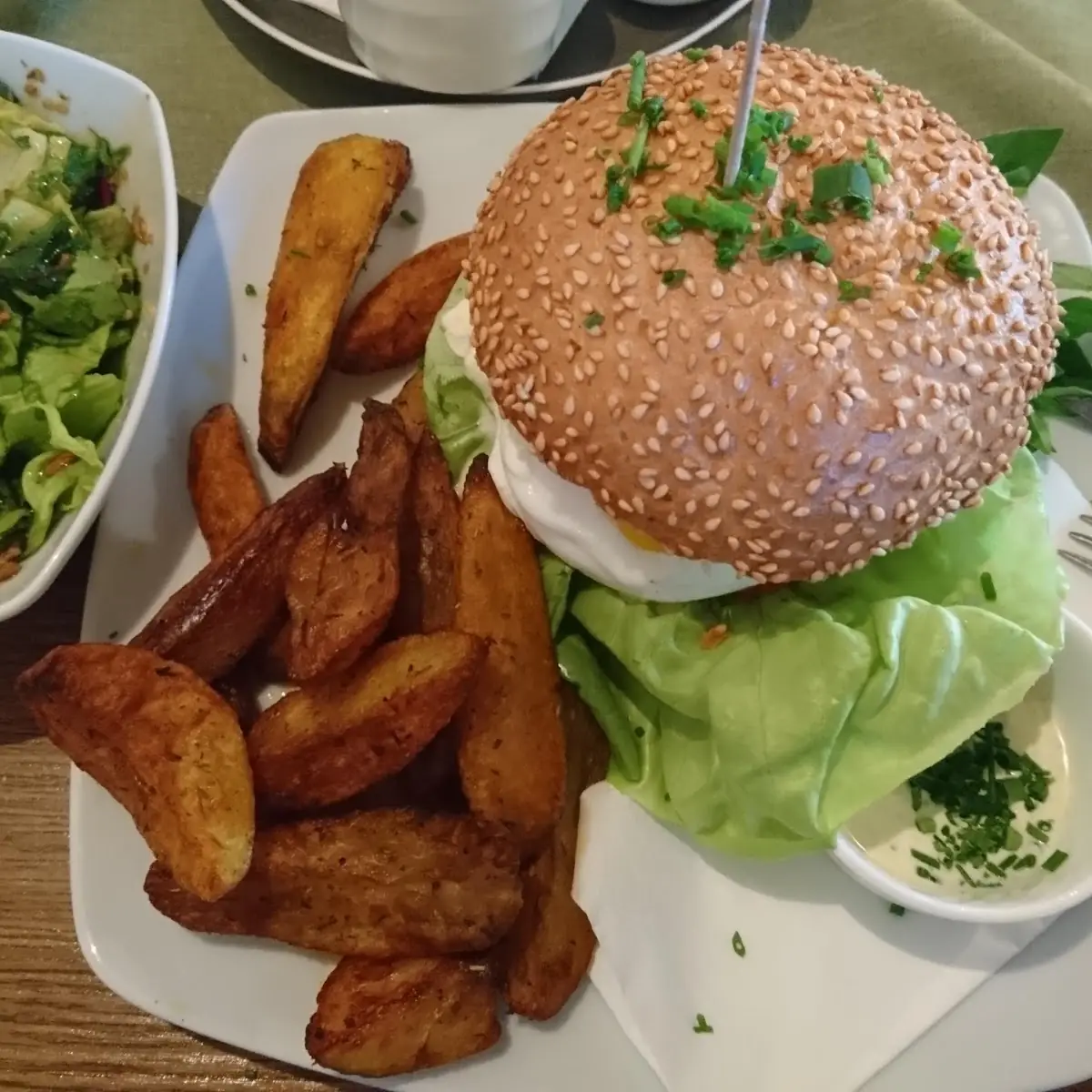 Burger Mit Wedges Saucen Salat