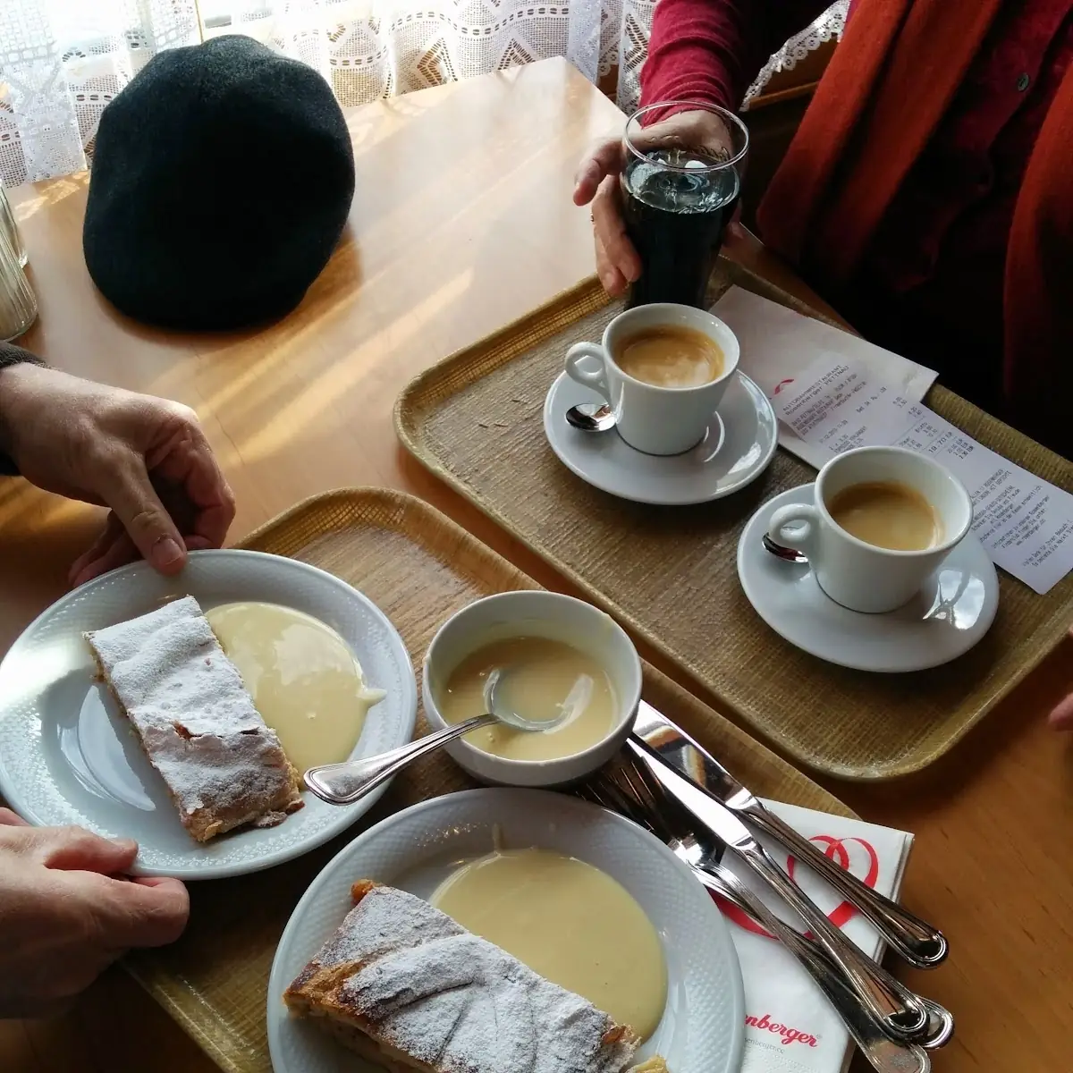 Apfelstrudel Mit Vanillesauce