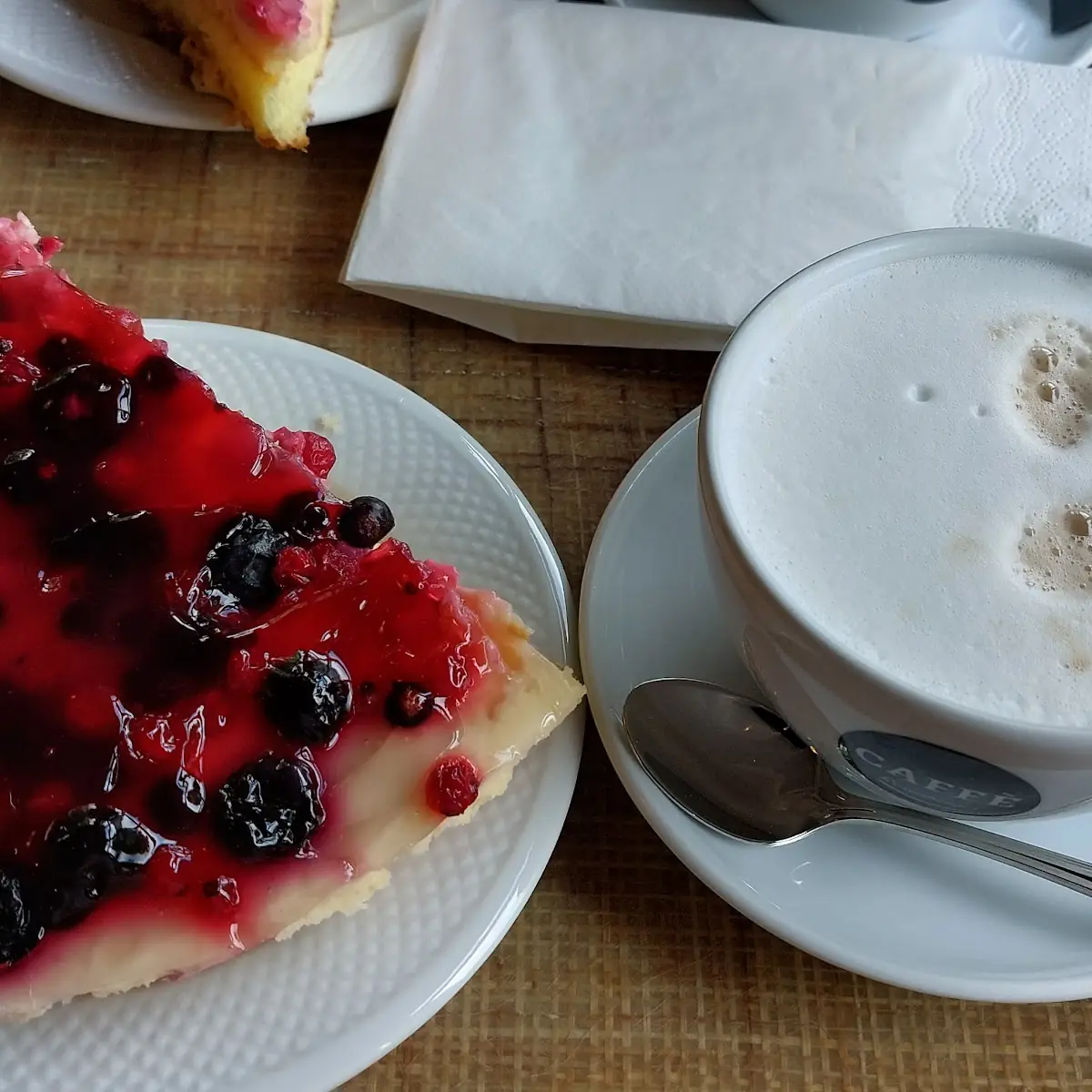 Bosvruchtentaart En Cappuccino