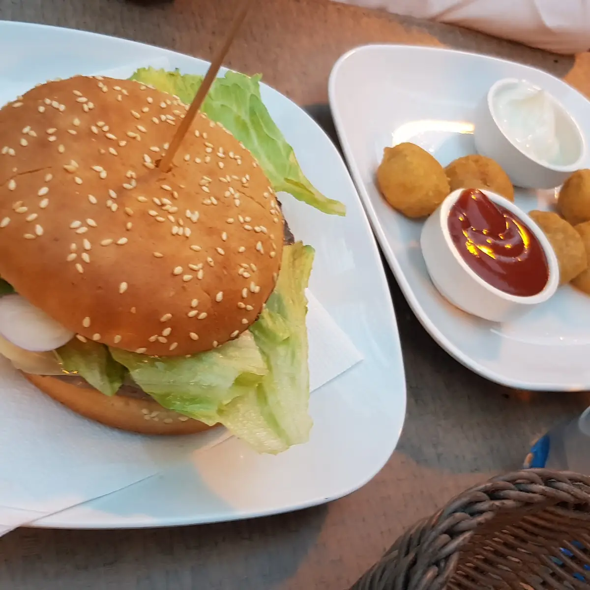 Hamburger En Kipnuggets Which Are Cheesenuggets