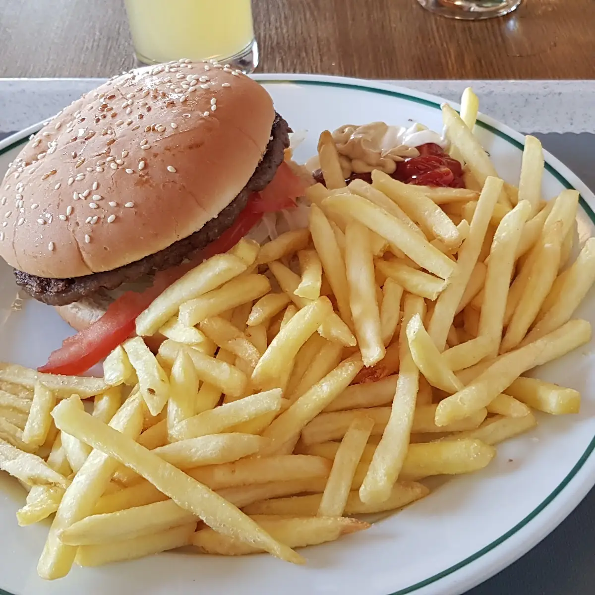 Hamburger Mit Pommes