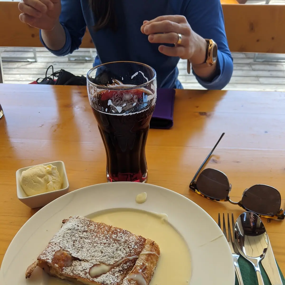 Apfelstrudel Mit Vanilleeis Und Vanillesauce