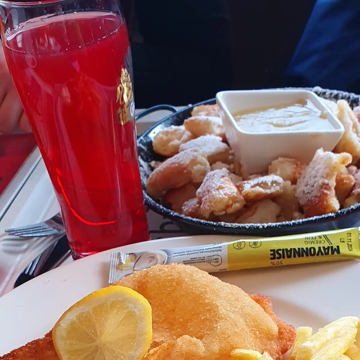 Kaiserschmarrn Mit Apfelmus Und Wienerschnitzel Mit Pommes