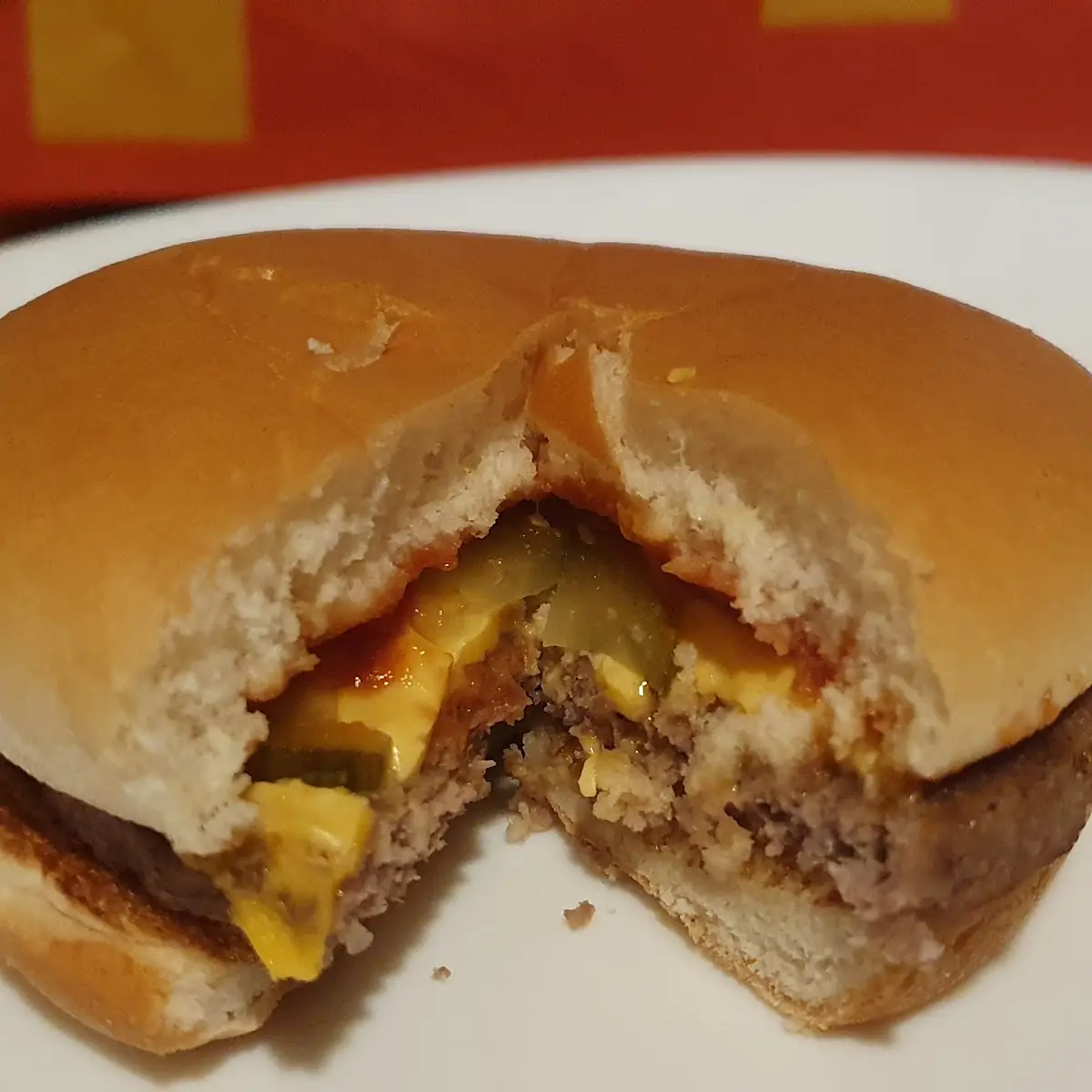 Cheeseburger Mit Einer 1 Gurkenscheibe