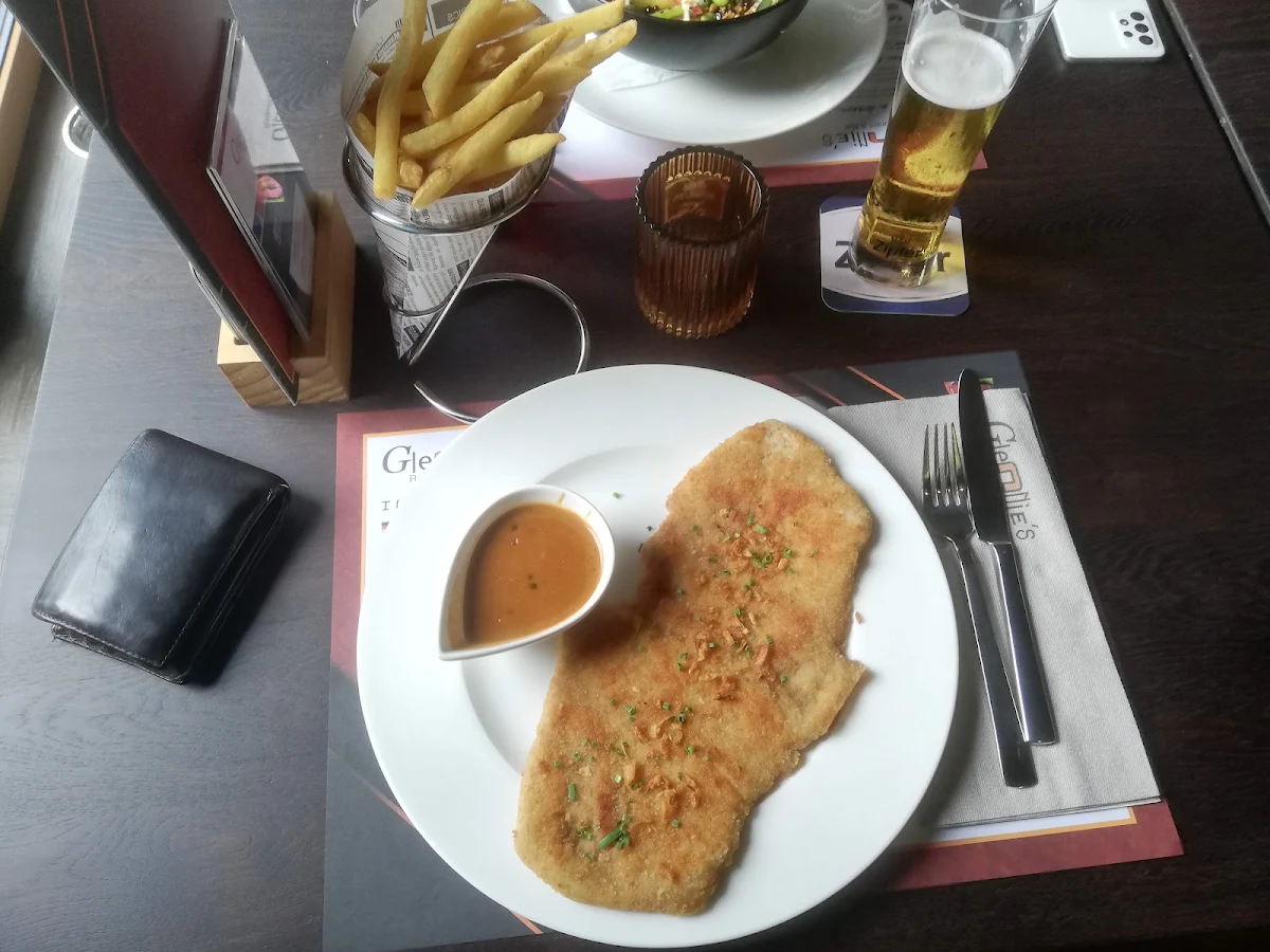 Schnitzel Mit Pfeffersoße Und Pommes