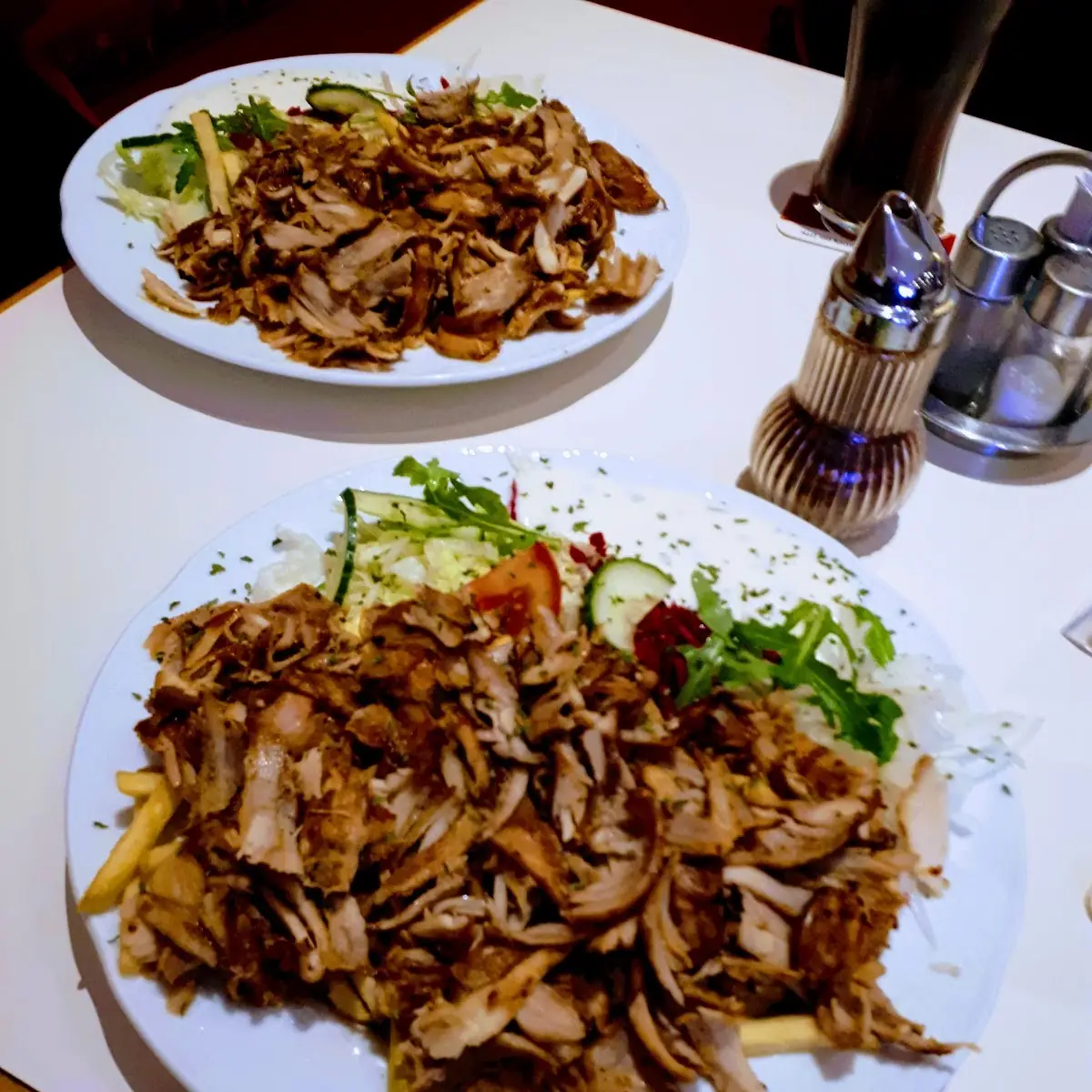 Hühnerkebab Mit Pommes Frites Und Salat