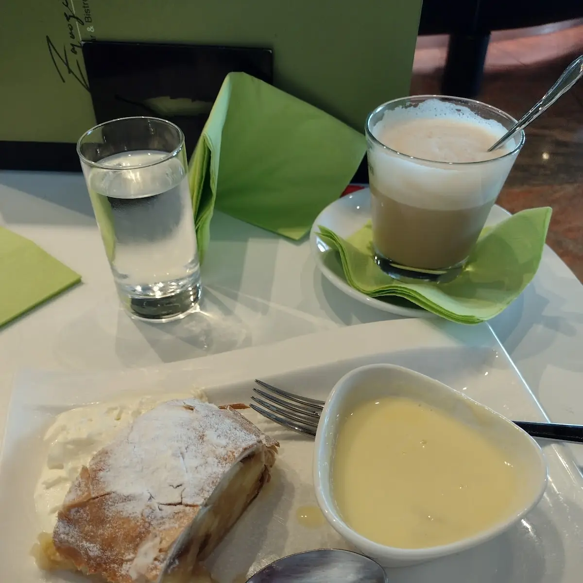 Warme Apfelstrudel Met Vanillesaus En Slagroom