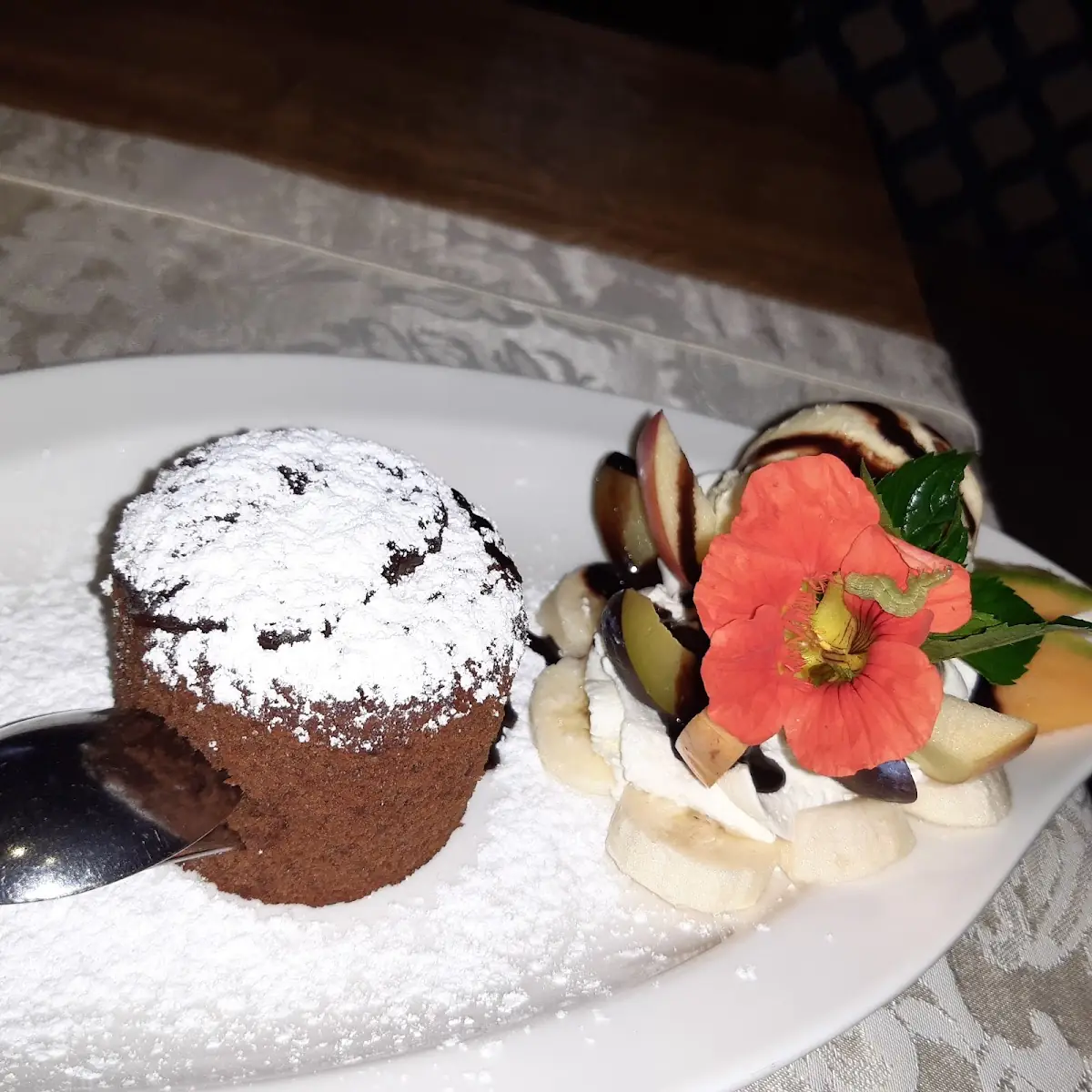 Schokoladekuchen Mit Frischem Obst