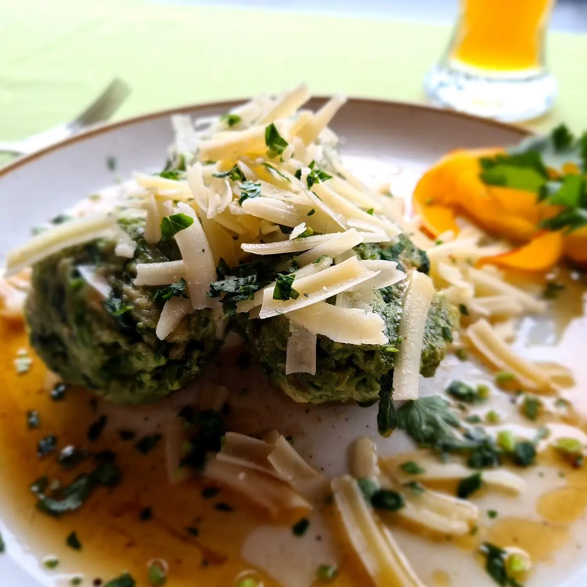 Spinatknödel Mit Zerlassener Butter & Geriebenem Käse
