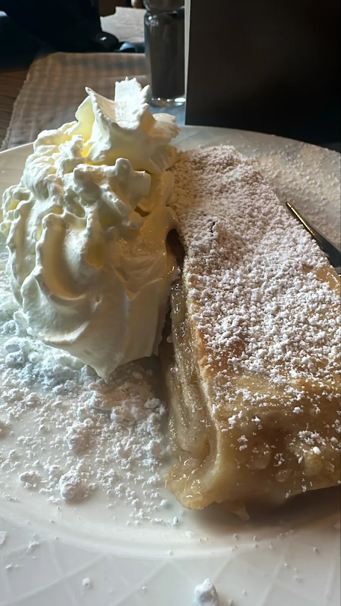 Apfelstrudel Mit Sahne