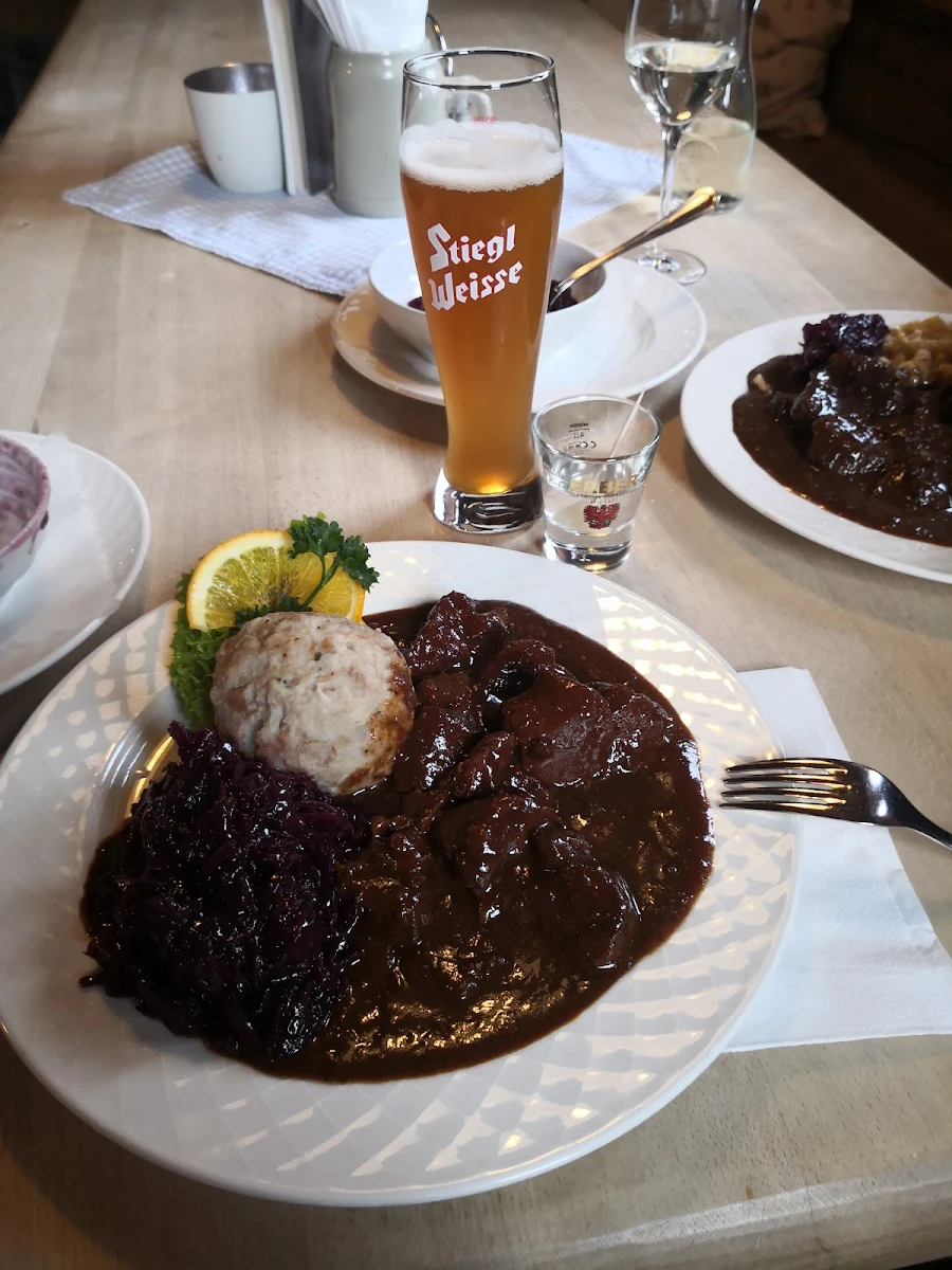 Hirschgulasch Mit Knödel Und Rotkraut