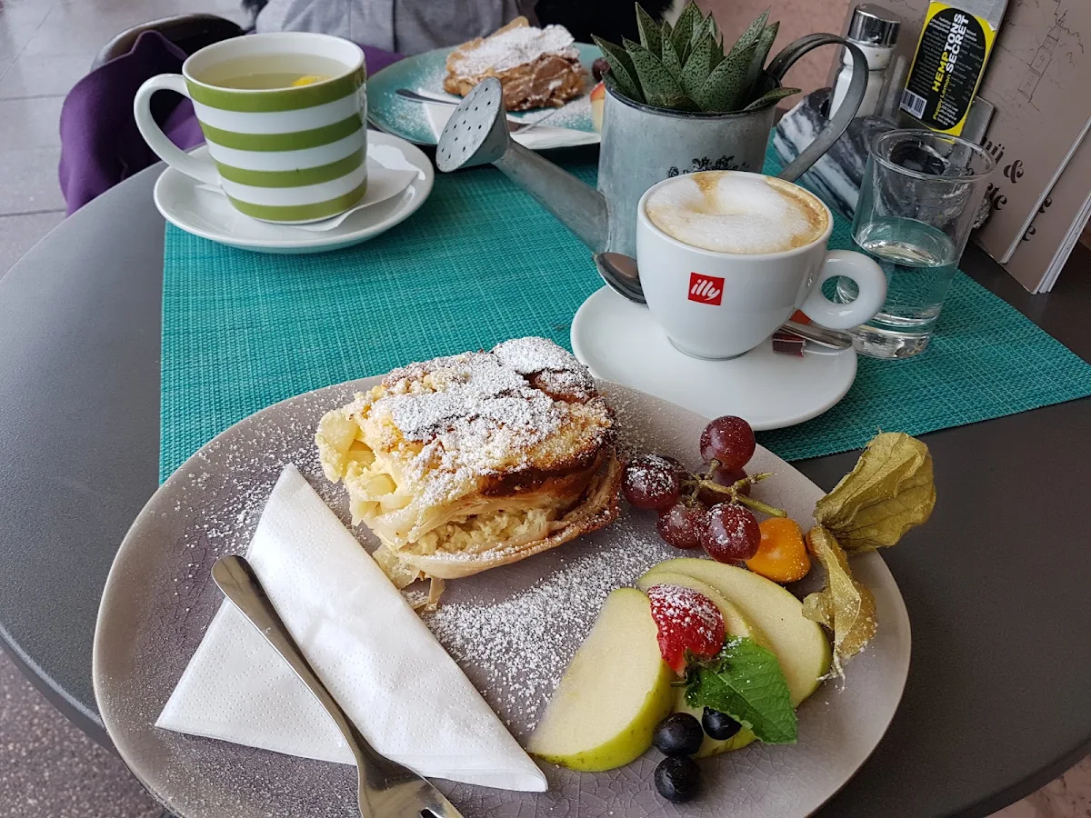 Topfenstrudel Mit Cappuccino