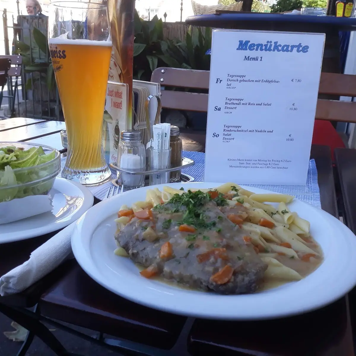 Rindschnitzel Mit Nudeln Und Salat