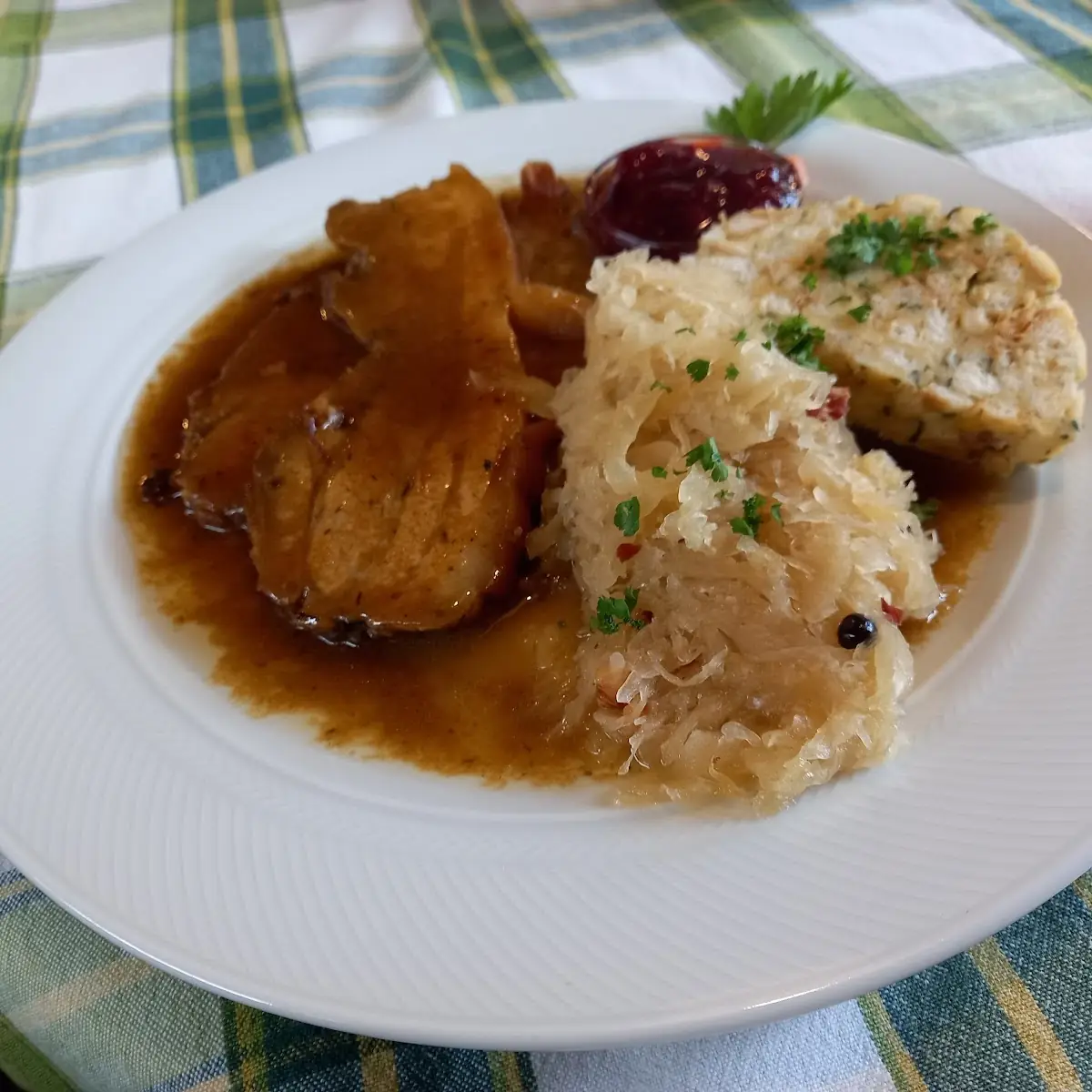 Schweinebraten Mit Sauerkrsut Und Semmelknödel