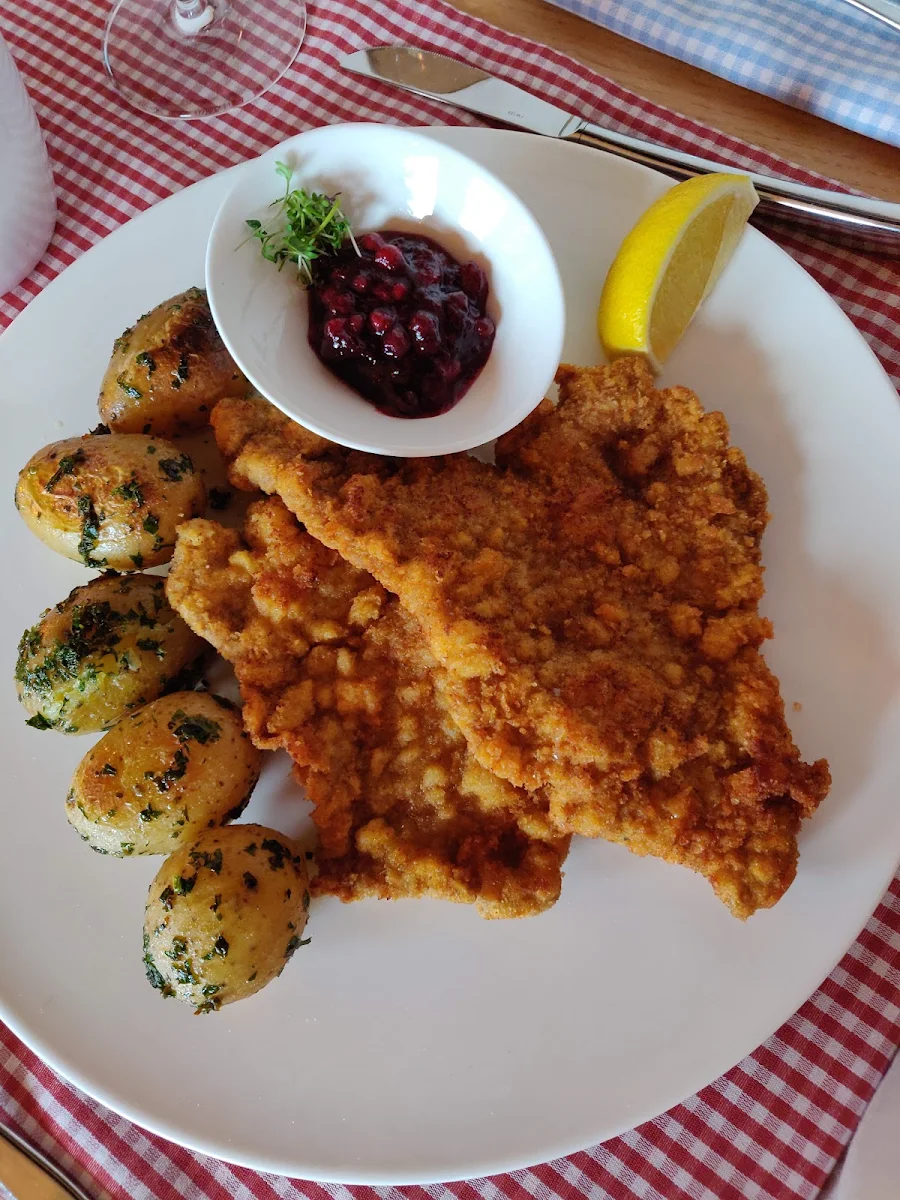 Wiener Schnitzel Vom Heimischen Kalb Mit Baby Kartofferl Zitrone Und Preiselbeeren