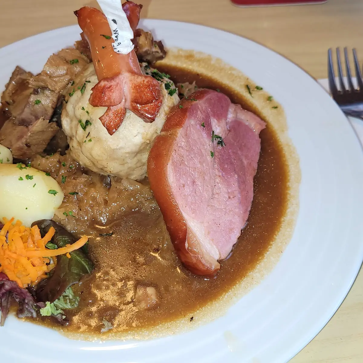 Bauernschmaus Mit Knödel Und Sauerkraut