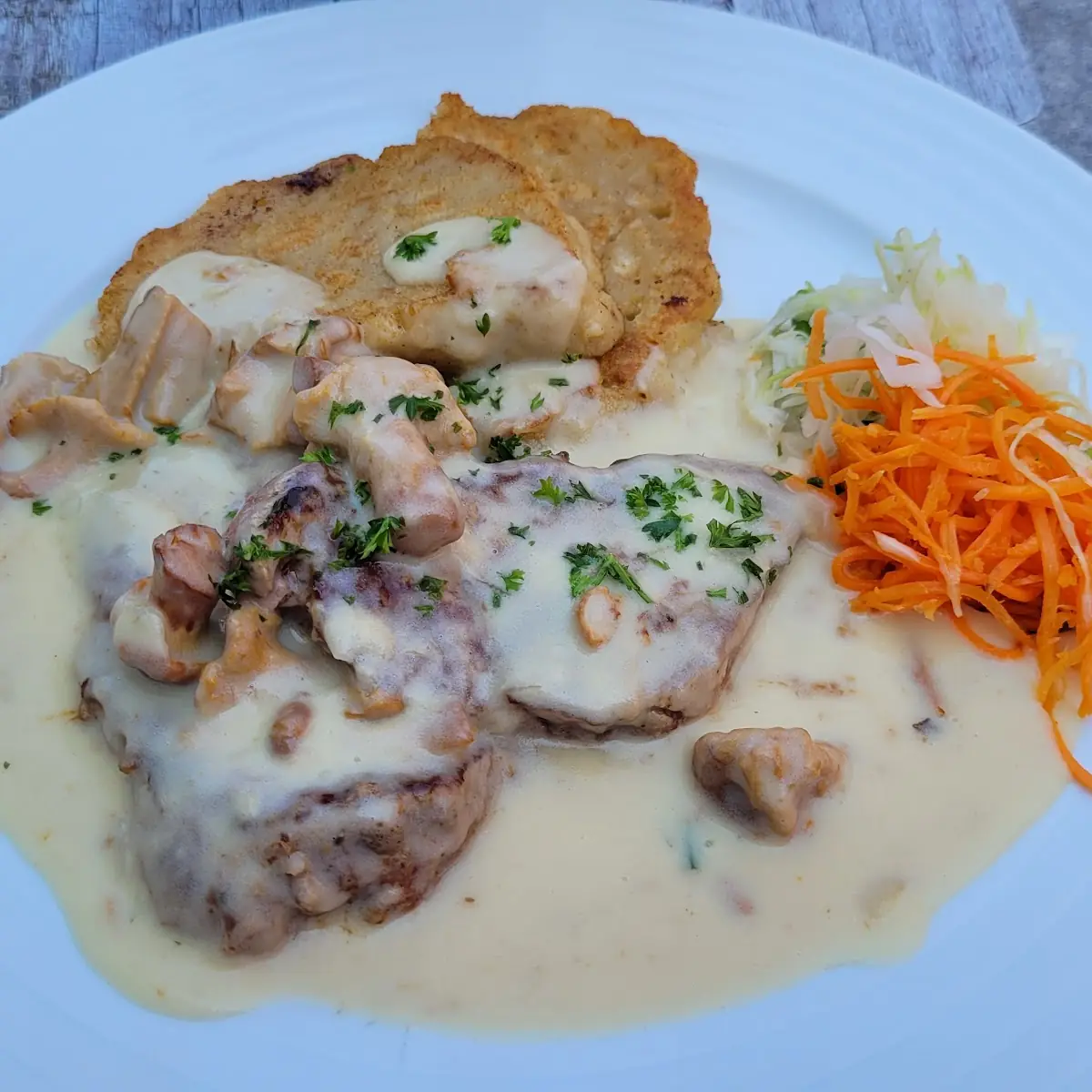 Rinderfilet Mit Eierschwammerl Und Katoffelleibchen