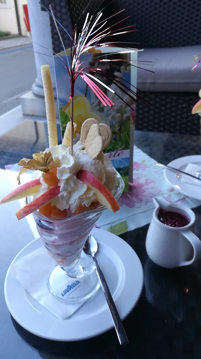 Fruchtbecher Mit Heißen Himbeeren