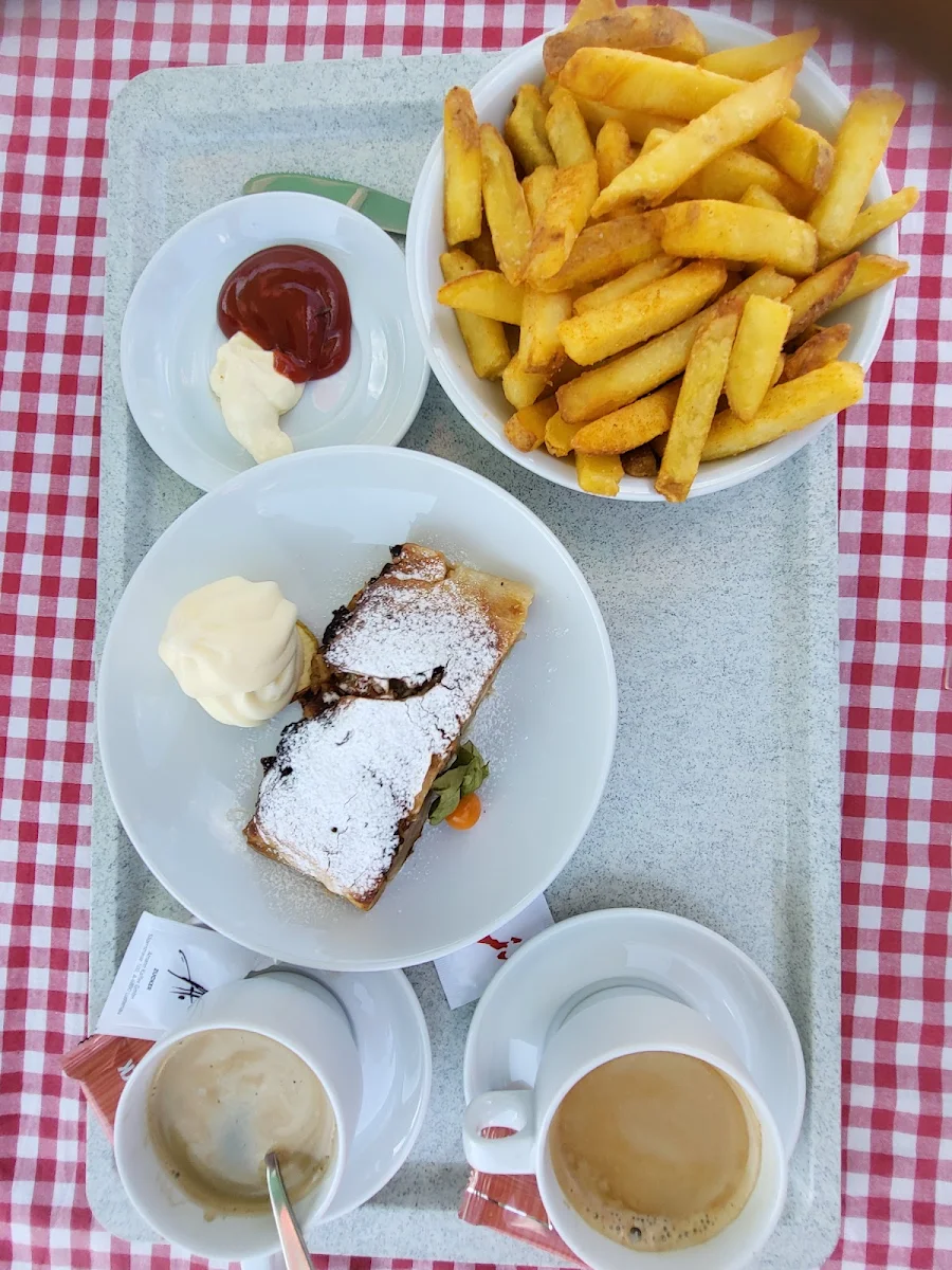 Apfelstrudl Pomes Und Kaffe