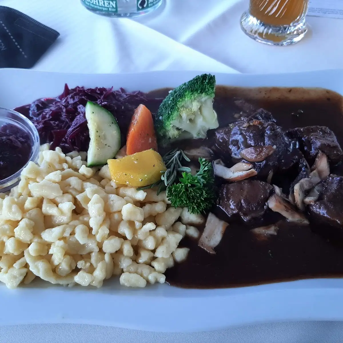 Rehragout Mit Spätzle Und Preiselbeersoße