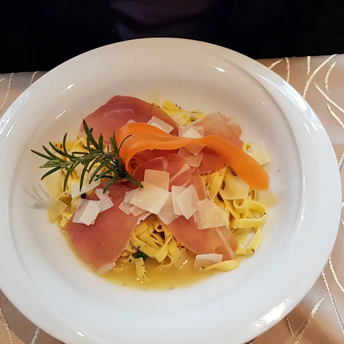 Tagliatelle Mit Trüffel Und Schinken
