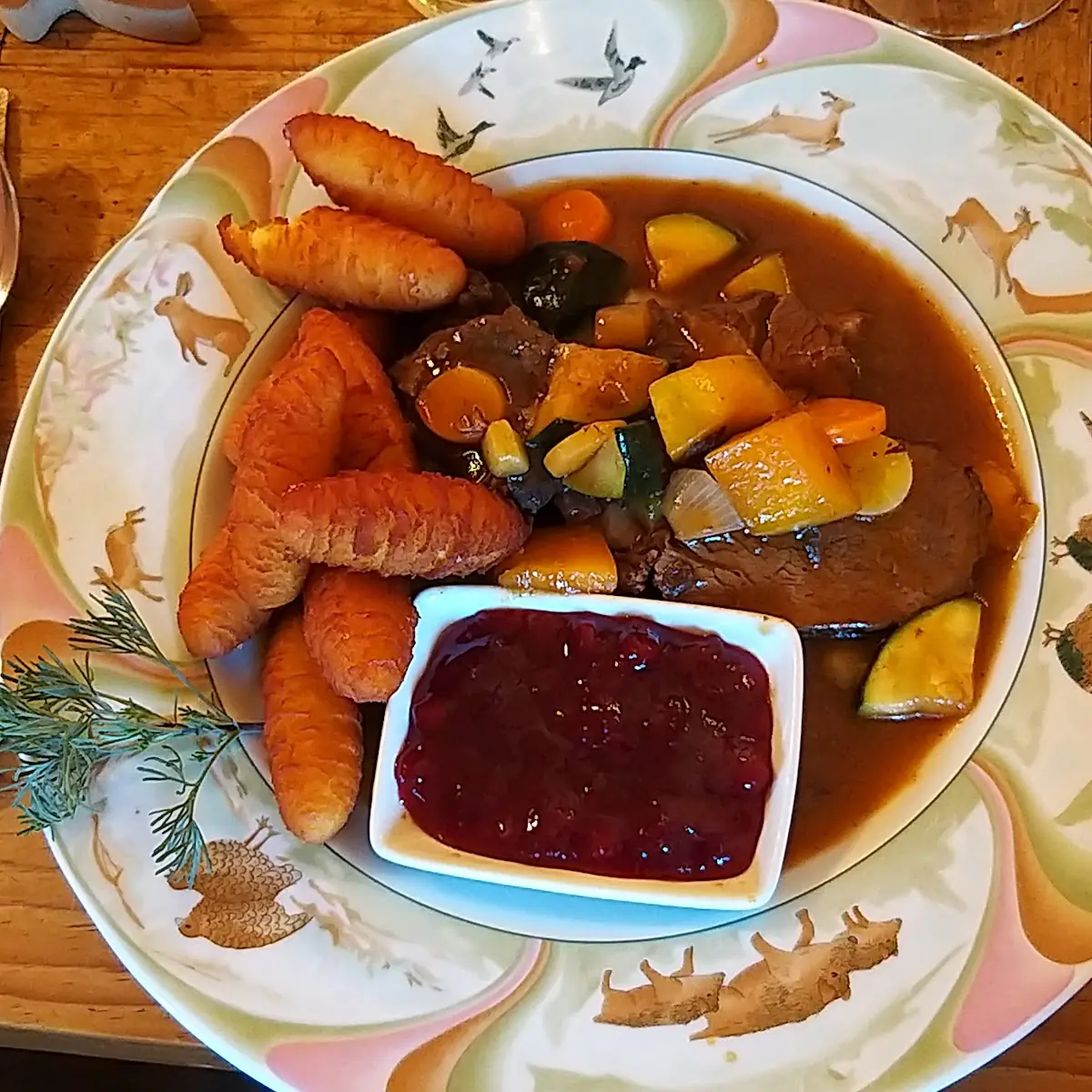 Hirschbraten Mit Kroketen Und Gemüse