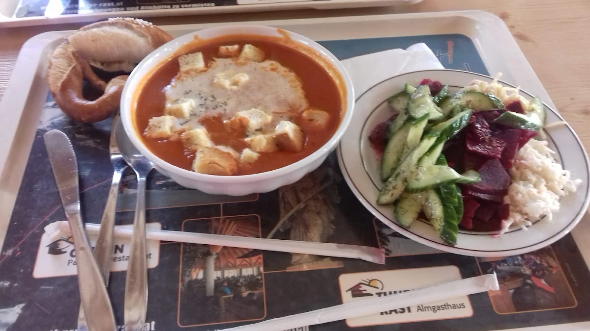Zuppa Di Carote E Arancia Piccante E Insalate A Buffet Ottimo