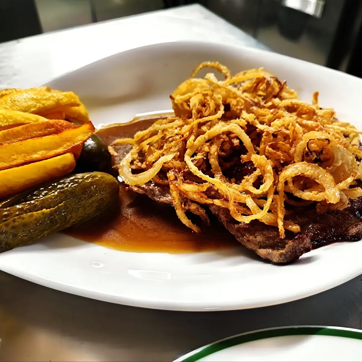 Zwiebelrostbraten 180g M Braterdäpfel