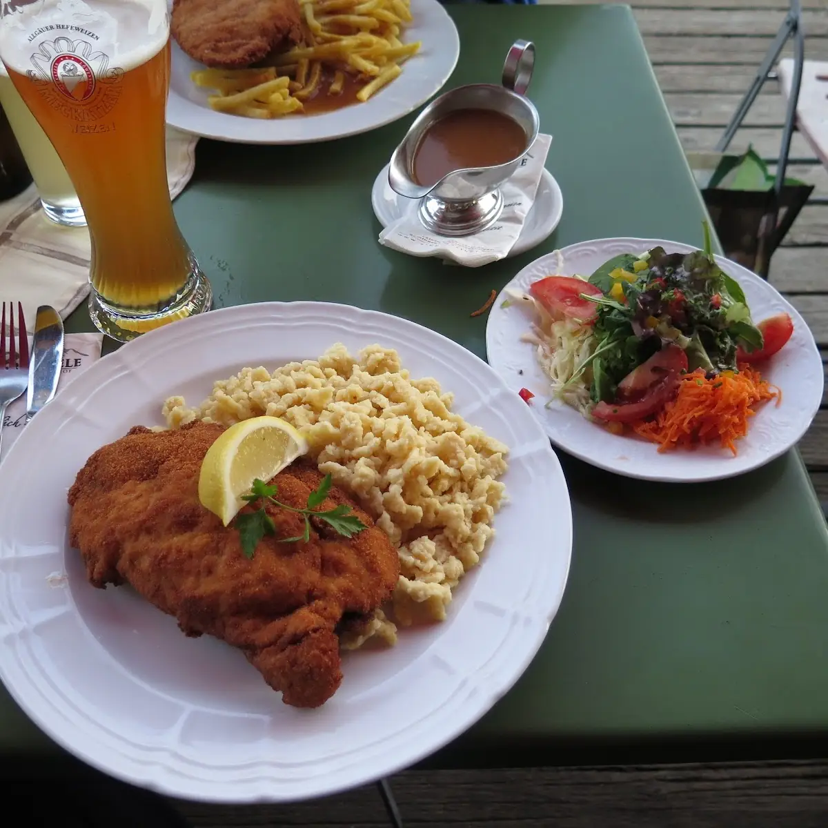 Kleines Wienerschnitzel Mit Pommes Und Salat
