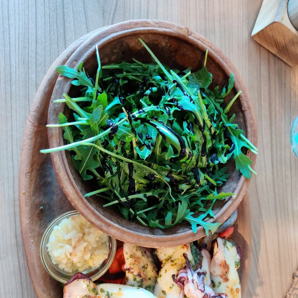 Gegrillte Calamari Mit Rucola Und Etwas Knoblauch
