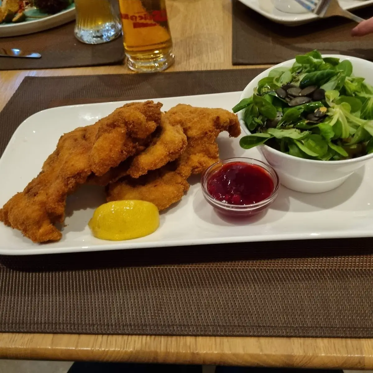 Paniertes Huhn Mit Vogerl Kartoffelsalat