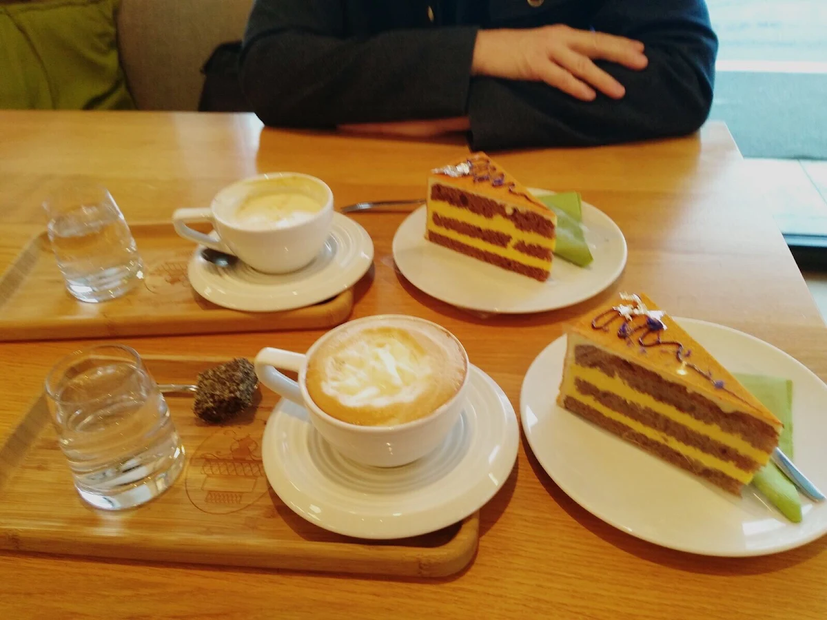 Cappuccino U Mango Moussee Torte