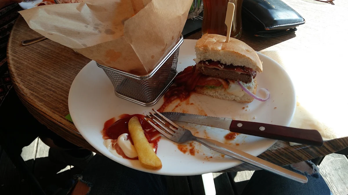 Burger Mit Pommes