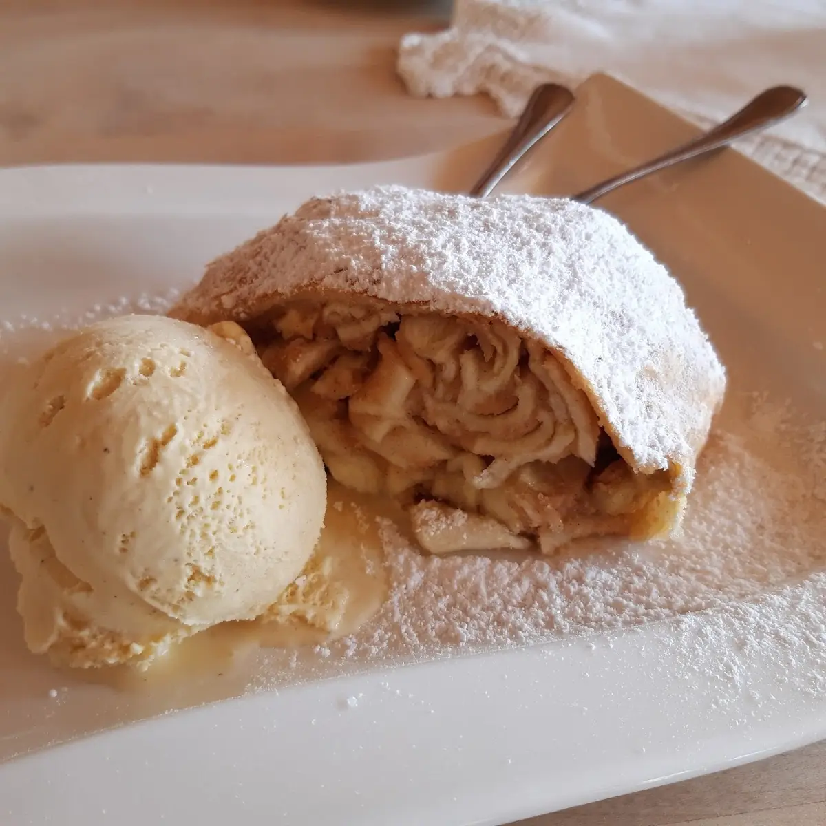 Apfelstrudel Mit Sahne Und Vanille Eis