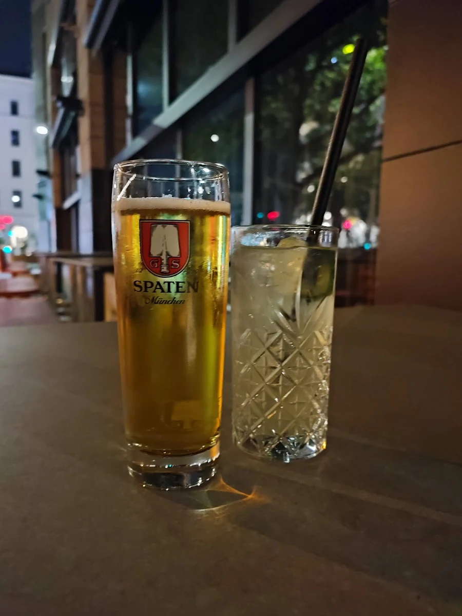 A Seidl Bier Und A Gin Tonic
