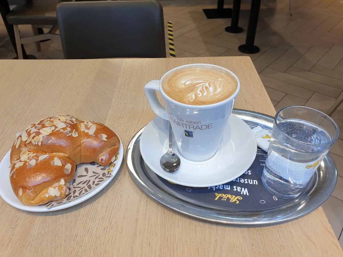 Cappuccino Und Ribiselkipferl
