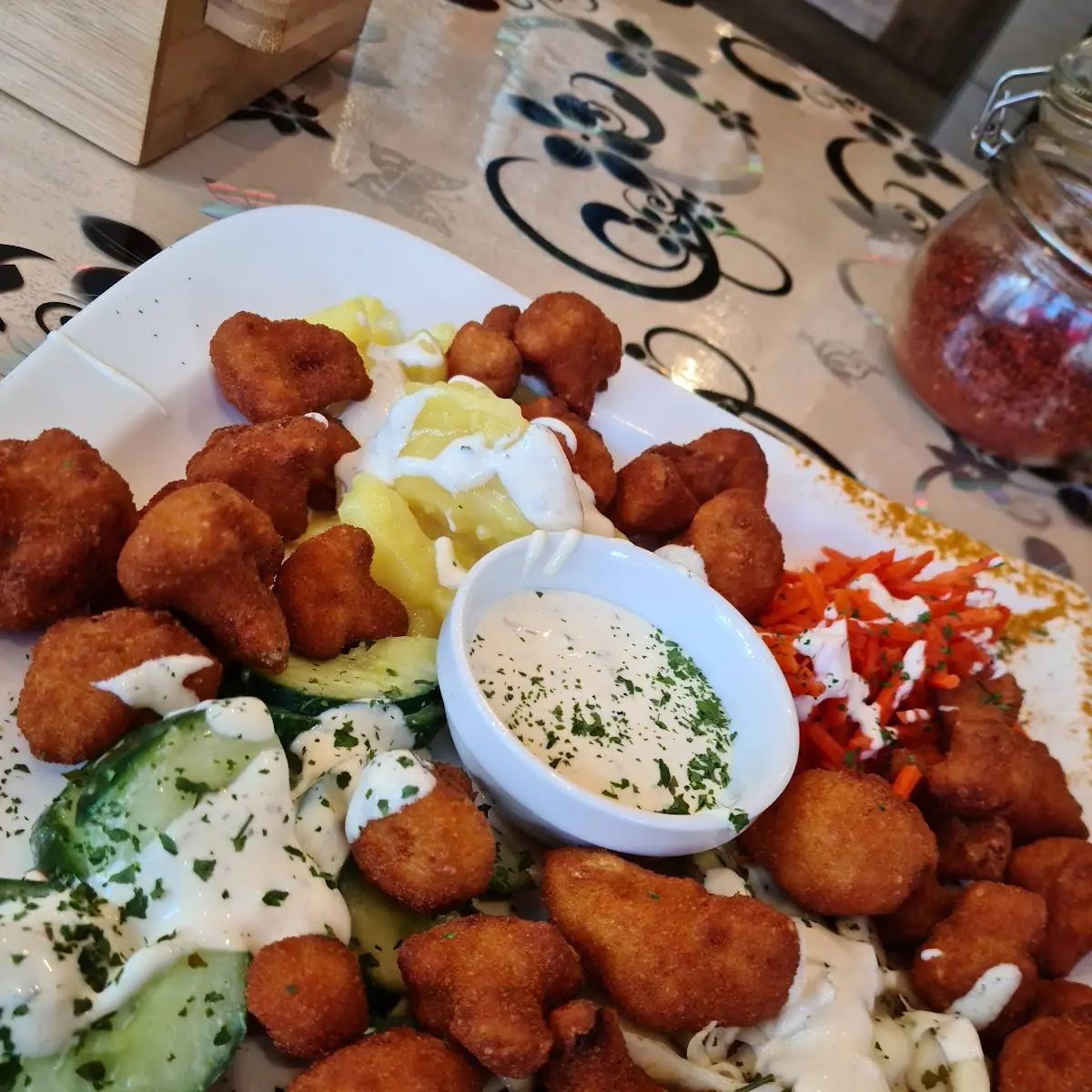 Gebackener Karfiol Mit Sauce Tatare Und Salat
