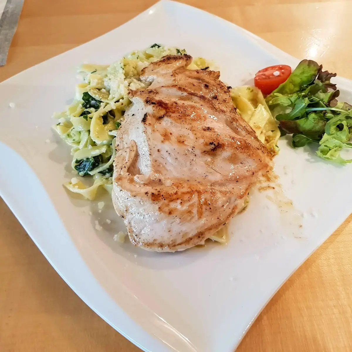 Gegrilltes Hühnerschnitzel Auf Bärlauchnedeln Mit Parmesan